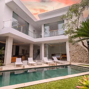 https://villa-bunga-bunga-kecil-b.hotelsseminyak.net